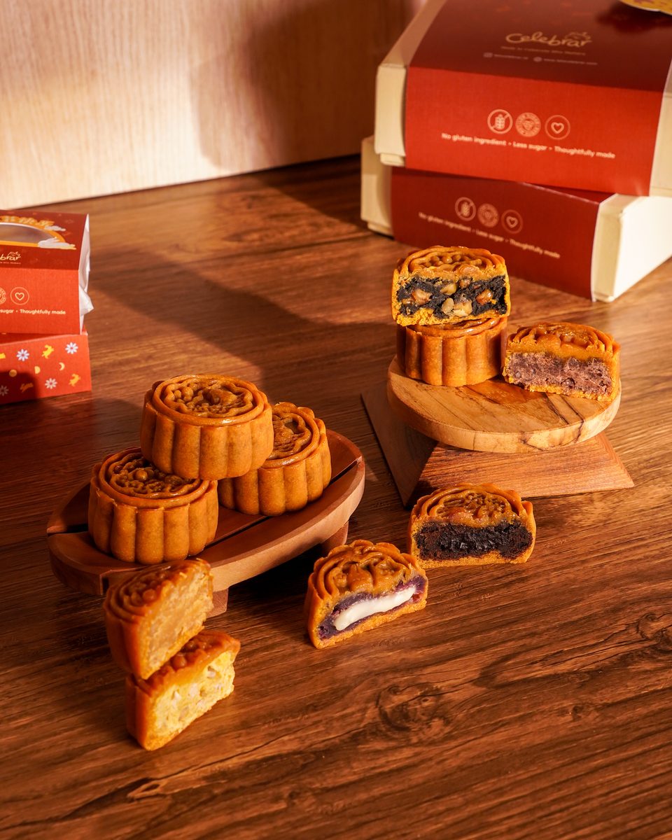 Box of 4 mooncakes flat-lay